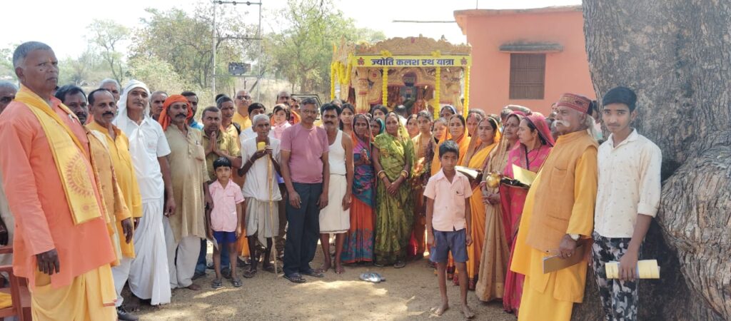 मझिऑव प्रखंड मे माॅ भगवती देवी शर्मा का जन्म शताब्दी समारोह, विश्व गायत्री परिवार द्वारा अखंड ज्यो कलश रथ ,गायत्री परिवार द्वारा पूजन, आरती,हवन यज्ञ, दीप यज्ञ आदि कार्य बडे धूम-धाम से मनाई जा रही है। 2 IMG 20250319 WA0010