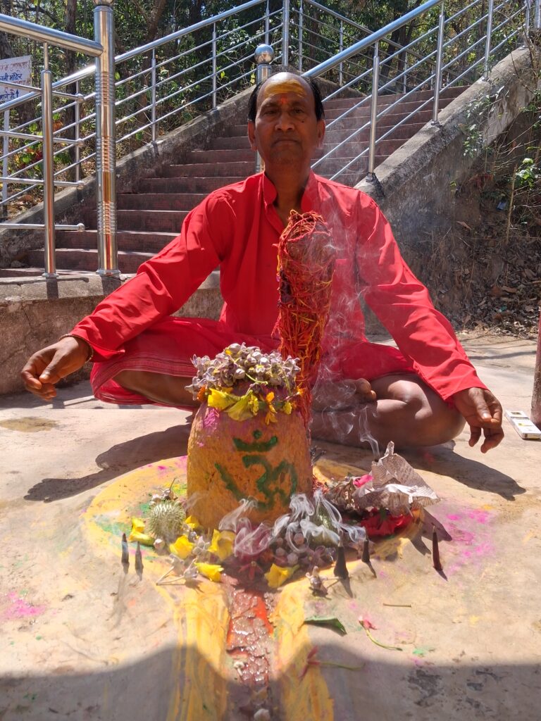 लातेहार बरवाडीह पहाडी शिव मंदिर श्री रामनवमी पूजा के शुभ अवसर पर 4 अप्रैल शुक्रवार रात 8बजे पहाडी हनुमान मंदिर मेबिधिवत पूजा,आरती एव झडा पूजन का कार्य की गई। 3 20250325 100957