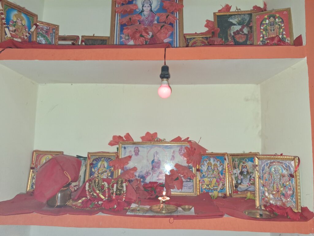 लातेहार जिला के बालूमाथ मे कलश स्थापना के साथ चैत्र नव रात्र महा पर्व प्रारंभ। 2 20250401 093456