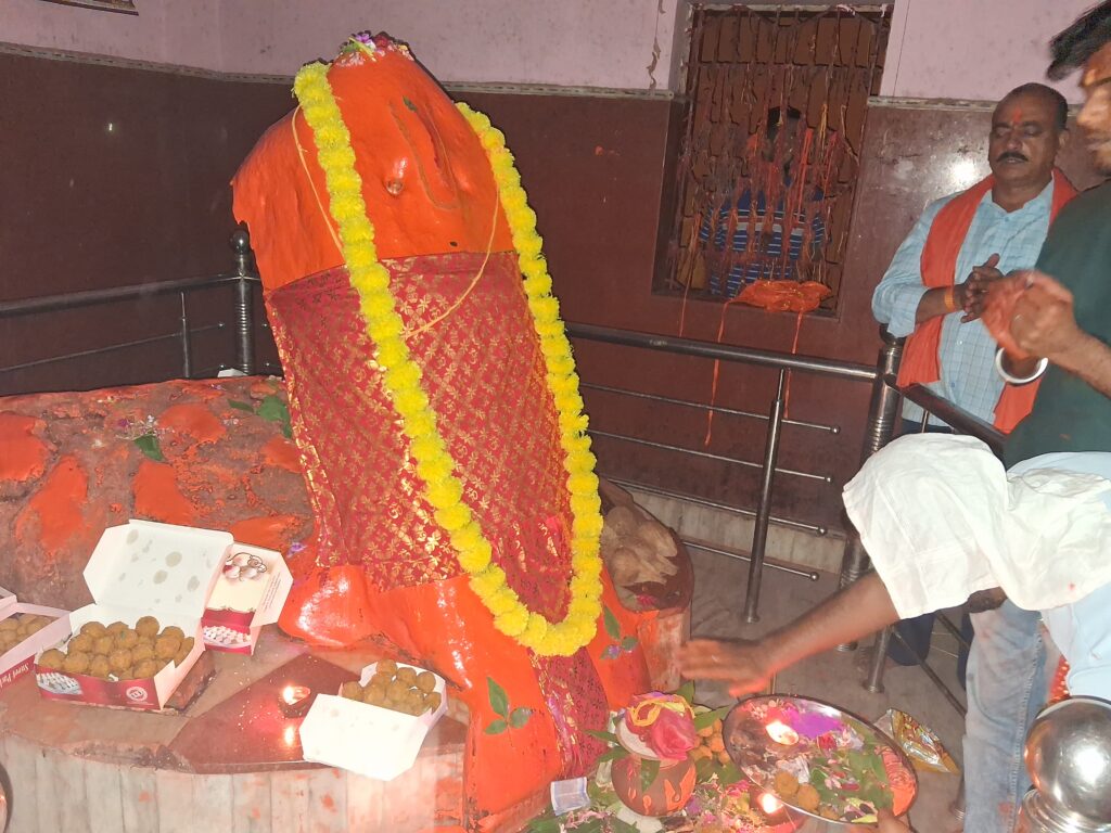 लातेहार बरवाडीह पहाडी शिव मंदिर श्री रामनवमी पूजा के शुभ अवसर पर 4 अप्रैल शुक्रवार रात 8बजे पहाडी हनुमान मंदिर मेबिधिवत पूजा,आरती एव झडा पूजन का कार्य की गई। 2 20250404 224922