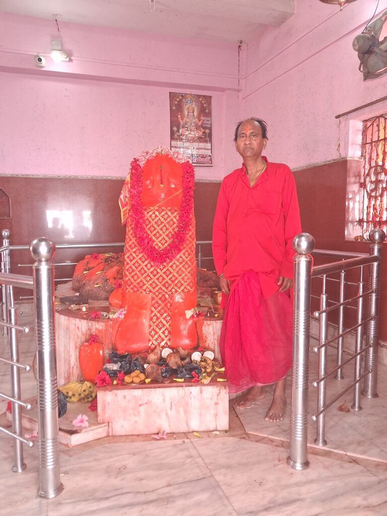 बरवाडीह लातेहार-नवरात्र नवमी पर्व के शुभ अवसर पर बरवाडीह प्रखंड मे माॅ आदि शक्ति महाबीर मंदिर के सामने सभी महाबीर झंडा का मिलन हुआ। 2 20250408 120058