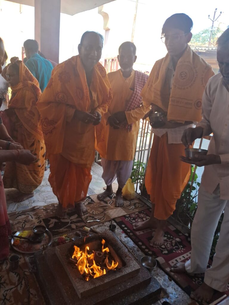 मेदिनीनगर पलामू-गायत्री शक्ति पीठ पलामू गायत्री मंदिर सुदना मे चैत्र नवरात्र नवमी पर्व के शुभ अवसर पर पूजन, भजन, हवन,आरती,की गई। 5 IMG 20250406 WA0047