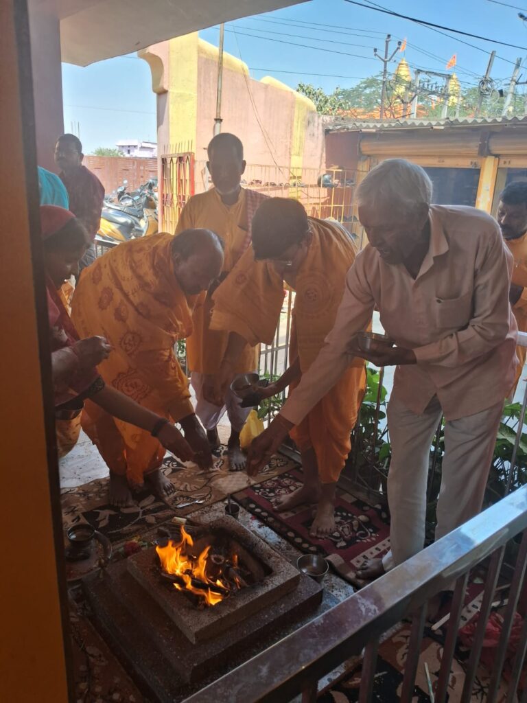 मेदिनीनगर पलामू-गायत्री शक्ति पीठ पलामू गायत्री मंदिर सुदना मे चैत्र नवरात्र नवमी पर्व के शुभ अवसर पर पूजन, भजन, हवन,आरती,की गई। 3 IMG 20250406 WA0048