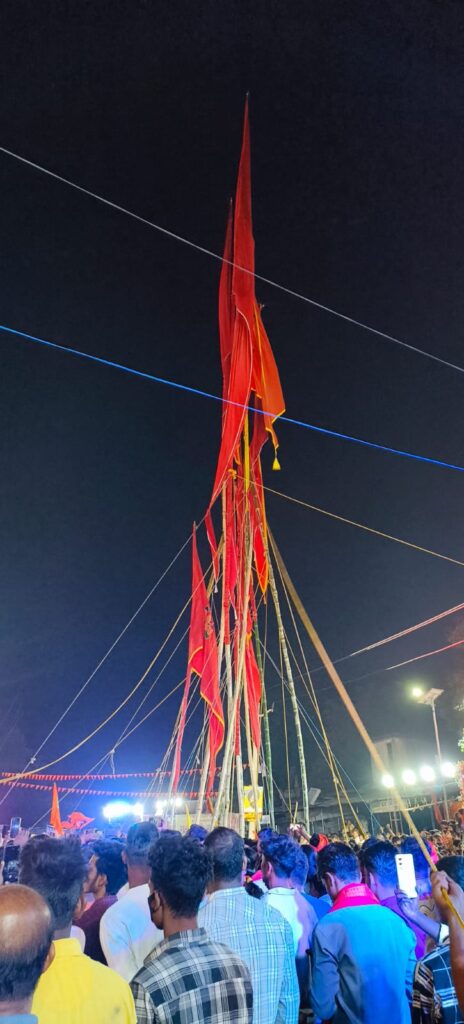 बरवाडीह लातेहार-नवरात्र नवमी पर्व के शुभ अवसर पर बरवाडीह प्रखंड मे माॅ आदि शक्ति महाबीर मंदिर के सामने सभी महाबीर झंडा का मिलन हुआ। 4 IMG 20250407 WA0022