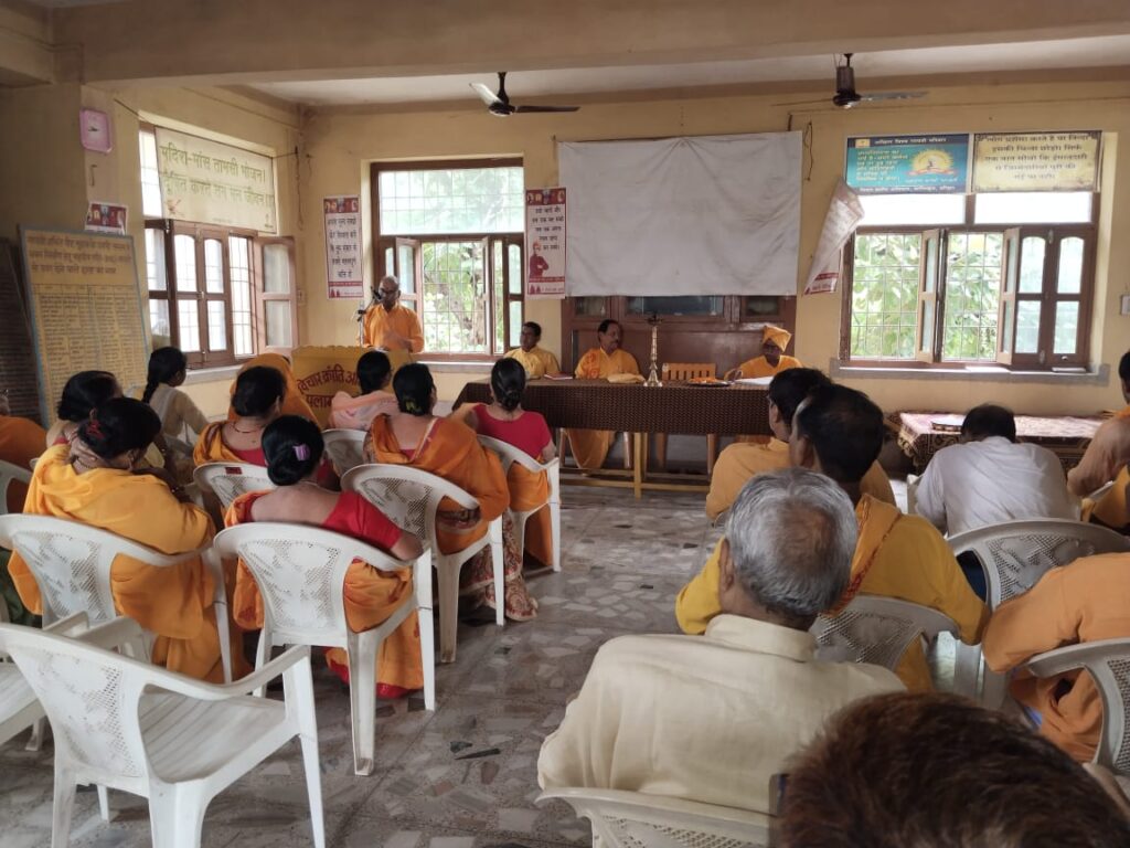 गायत्रीत शक्ति पीठ सुदना पलामू गायत्री मंदिर के उपर तला मे उप जोन समन्वयक श्री लखन कुमार सिंह जी द्वारा दिप प्रज्वलित कर पलामू जिला की एक विशेष गोस्टी की गई। 2 IMG 20250622 WA0011