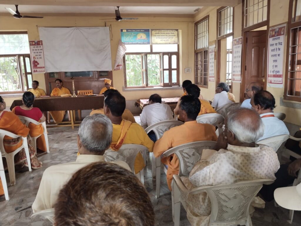 गायत्रीत शक्ति पीठ सुदना पलामू गायत्री मंदिर के उपर तला मे उप जोन समन्वयक श्री लखन कुमार सिंह जी द्वारा दिप प्रज्वलित कर पलामू जिला की एक विशेष गोस्टी की गई। 3 IMG 20250622 WA0012