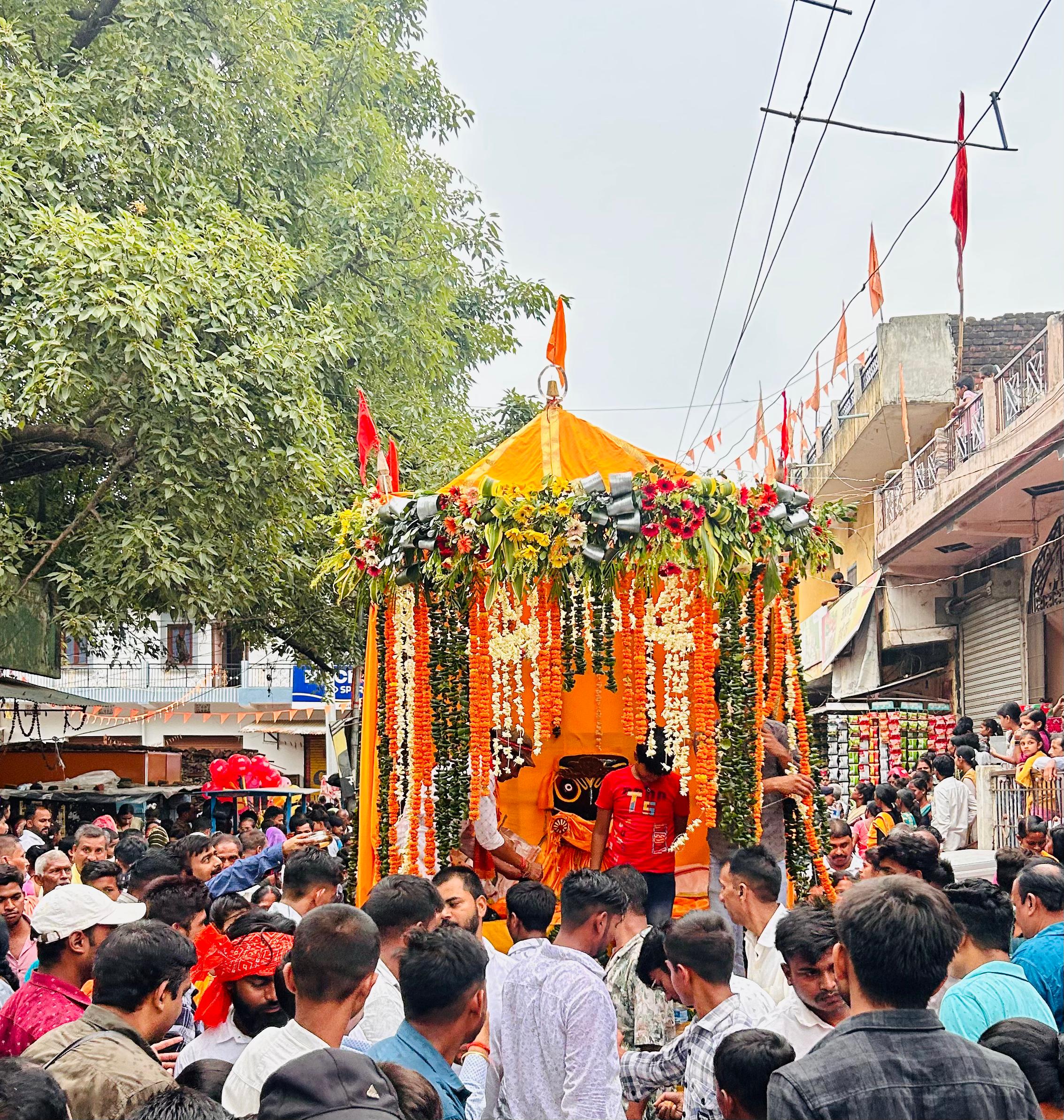 पलामू जिला मे चैनपुर मोहला स्थित राजगढ मंदिर से27 जून 2025 को भगवान जगन्नाथ स्वामी, बडे भाई बलभद्र जी एव बहन सुभद्रा की धूम-धाम से निकाली गई रथ यात्रा । 7 IMG 20250629 WA0008