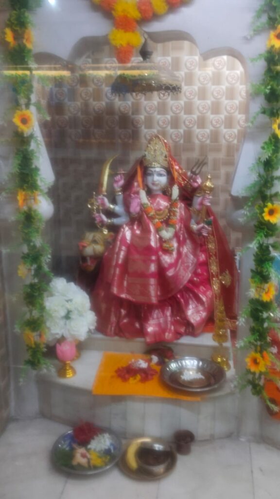 बरवाडीह प्रखंड के लातेहार जिला मे पहाडी शिव मंदिर मे सावन महीने के पहली सोमारी के शुभ अवसर पर जला भिषेक ,पूजन, कीर्तन, भव्य सिगार ,एव महा प्रसाद वितरण की गई। 2 IMG 20250702 WA0012