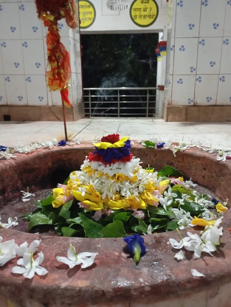 बरवाडीह प्रखंड के लातेहार जिला मे पहाडी शिव मंदिर मे सावन महीने के पहली सोमारी के शुभ अवसर पर जला भिषेक ,पूजन, कीर्तन, भव्य सिगार ,एव महा प्रसाद वितरण की गई। 4 IMG 20250707 WA0048