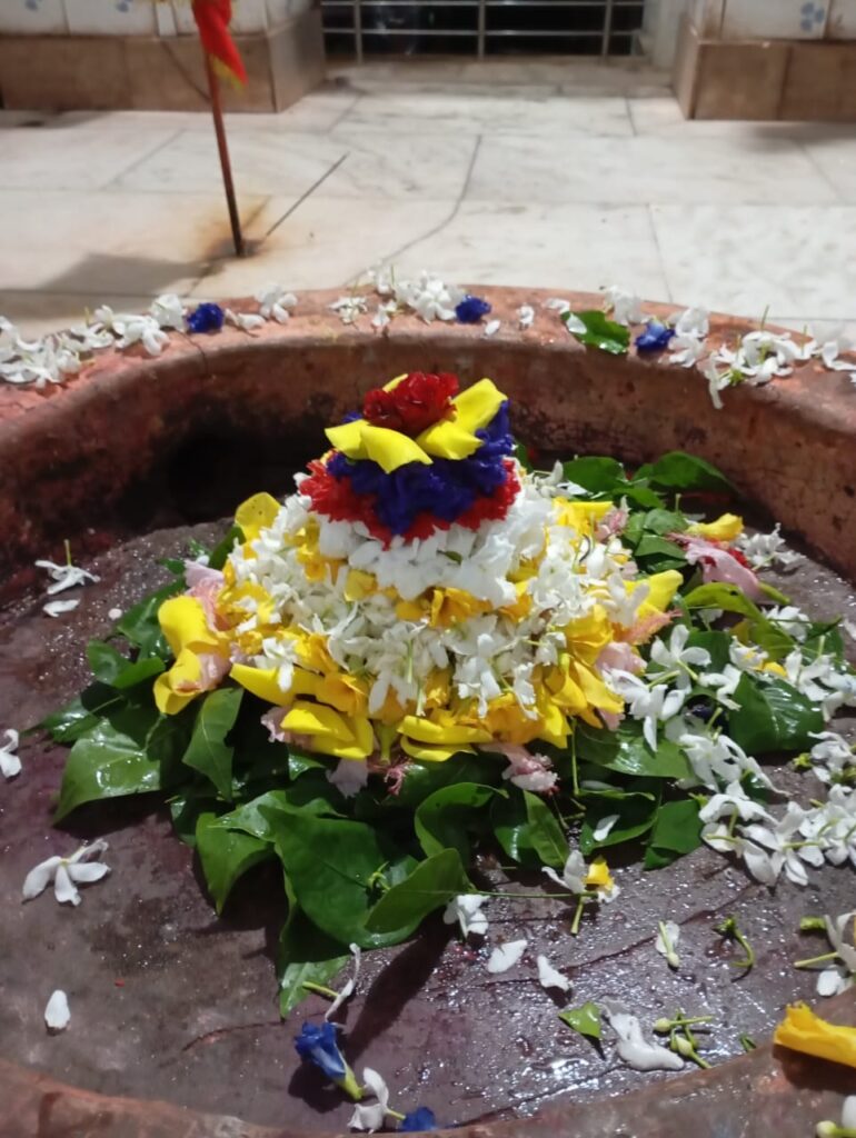 बरवाडीह प्रखंड के लातेहार जिला मे पहाडी शिव मंदिर मे सावन महीने के पहली सोमारी के शुभ अवसर पर जला भिषेक ,पूजन, कीर्तन, भव्य सिगार ,एव महा प्रसाद वितरण की गई। 3 IMG 20250707 WA0049