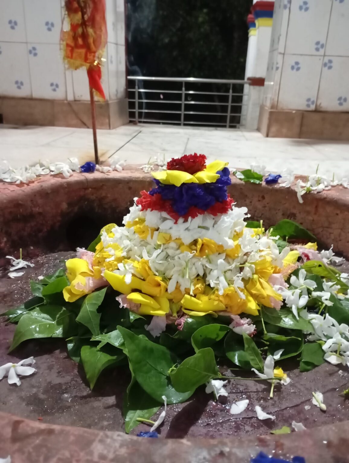 बरवाडीह प्रखंड के लातेहार जिला मे पहाडी शिव मंदिर मे सावन महीने के पहली सोमारी के शुभ अवसर पर जलाभिषेक ,पूजन, कीर्तन, भव्य सिगार एव महा प्रसाद की वितरण की गई। 4 Internet 20250714 221212 8