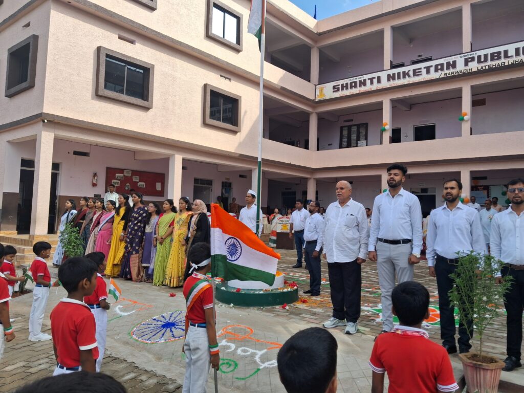 लातेहार जिला के बरवाडीह प्रखंड में 15 अगस्त 2025 के79 वे स्वतंत्रता दिवस के शुभ अवसर पर शान्ति निकेतन पब्लिक स्कूल बरवाडीह लातेहार प्रिसिंपल श्री शांनतनु डे के द्वारा राष्ट्रीय ध्वजा रोहन किया गया। 2 20250815 082430