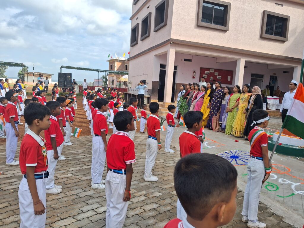 लातेहार जिला के बरवाडीह प्रखंड में 15 अगस्त 2025 के79 वे स्वतंत्रता दिवस के शुभ अवसर पर शान्ति निकेतन पब्लिक स्कूल बरवाडीह लातेहार प्रिसिंपल श्री शांनतनु डे के द्वारा राष्ट्रीय ध्वजा रोहन किया गया। 3 20250815 082434