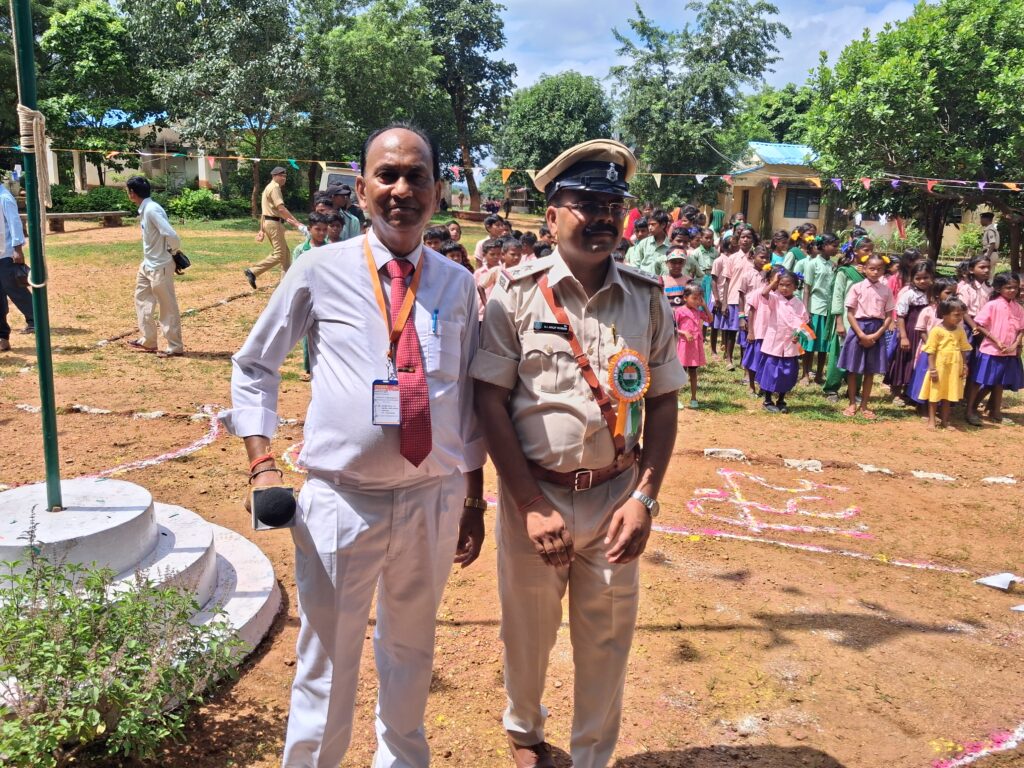 लातेहार जिला के बरवाडीह प्रखंड में 15 अगस्त 2025 के79 वे स्वतंत्रता दिवस के शुभ अवसर पर शान्ति निकेतन पब्लिक स्कूल बरवाडीह लातेहार प्रिसिंपल श्री शांनतनु डे के द्वारा राष्ट्रीय ध्वजा रोहन किया गया। 5 20250815 102046