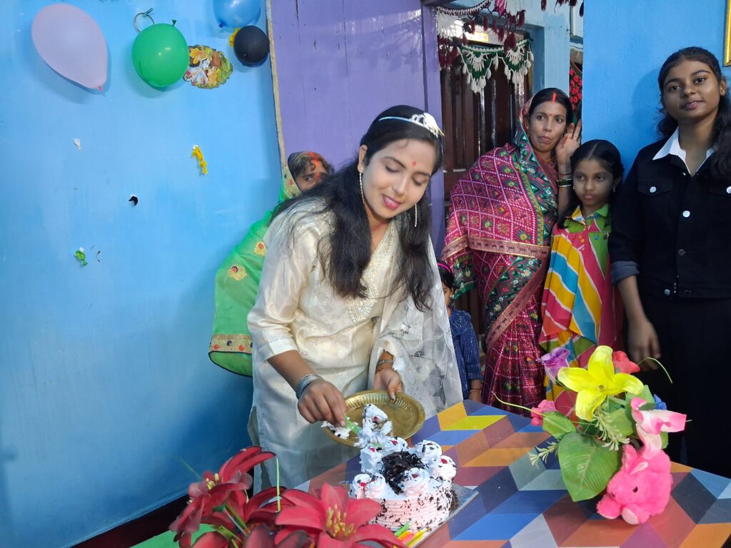 लातेहार जिला के बरवाडीह प्रखंड मे दिनाँक-18-8-2025 दिन-सोमवार समय-8बजकर 20मीनट पर ग्राम-छेचा मे छेचा निवासी पिता -दिलीप तिवारी माता -उषा तिवारी पुत्री -प्रतिक्षा कुमरी उम्र 18 वर्ष होने पर वर्ष गाँठ हरसो उलाश के साथ मनाया गया। 2 20250818 204830