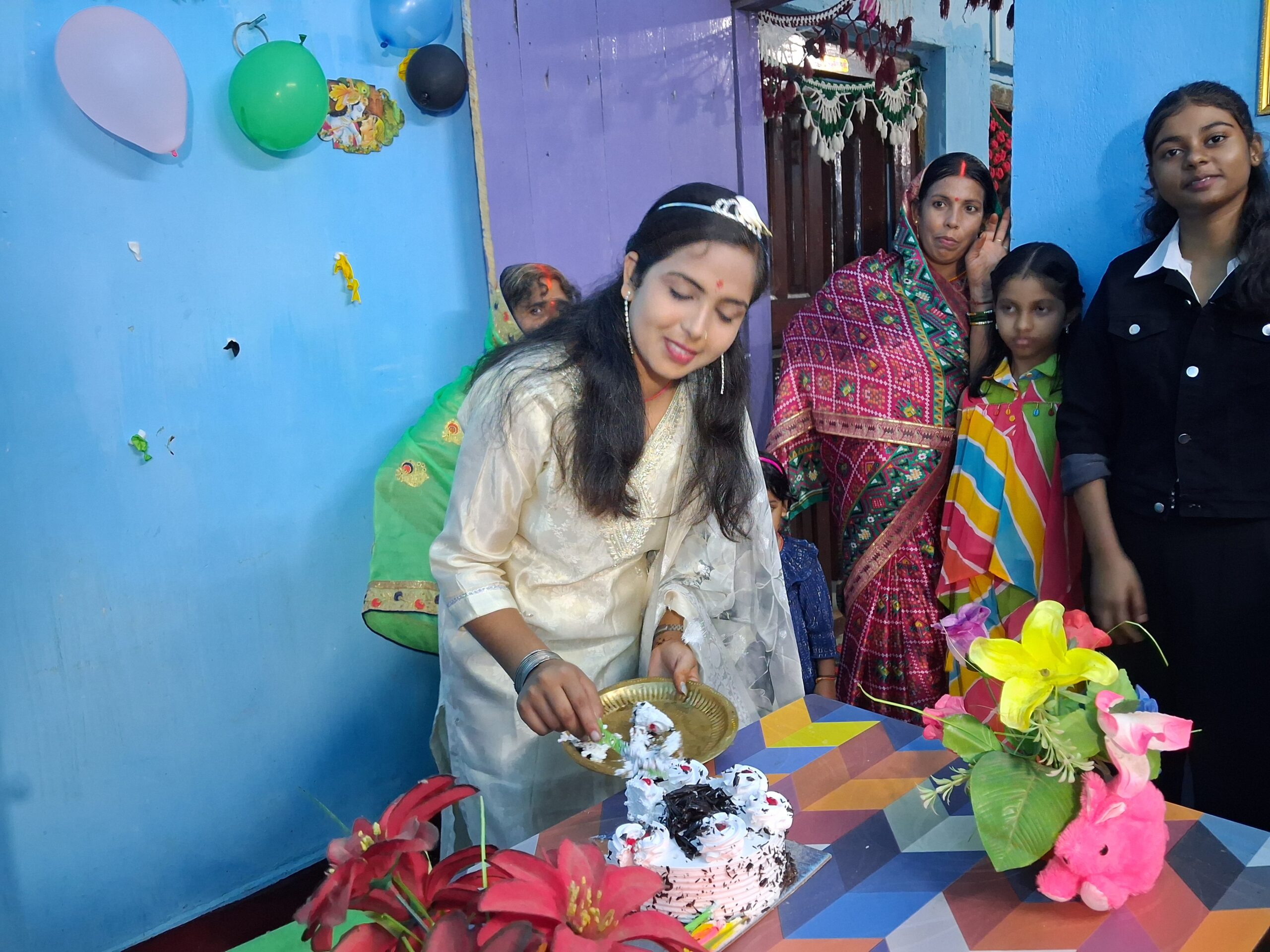 लातेहार जिला के बरवाडीह प्रखंड मे दिनाँक-18-8-2025 दिन-सोमवार समय-8बजकर 20मीनट पर ग्राम-छेचा मे छेचा निवासी पिता -दिलीप तिवारी माता -उषा तिवारी पुत्री -प्रतिक्षा कुमरी उम्र 18 वर्ष होने पर वर्ष गाँठ हरसो उलाश के साथ मनाया गया। 5 20250818 204830 scaled