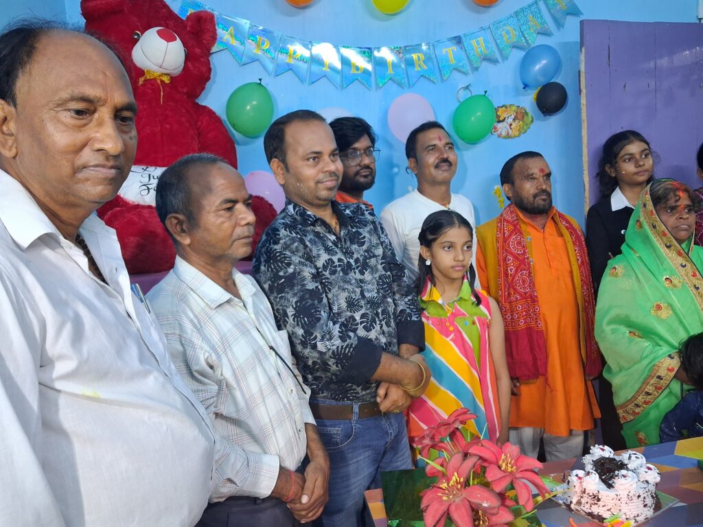 लातेहार जिला के बरवाडीह प्रखंड मे दिनाँक-18-8-2025 दिन-सोमवार समय-8बजकर 20मीनट पर ग्राम-छेचा मे छेचा निवासी पिता -दिलीप तिवारी माता -उषा तिवारी पुत्री -प्रतिक्षा कुमरी उम्र 18 वर्ष होने पर वर्ष गाँठ हरसो उलाश के साथ मनाया गया। 4 20250818 210214