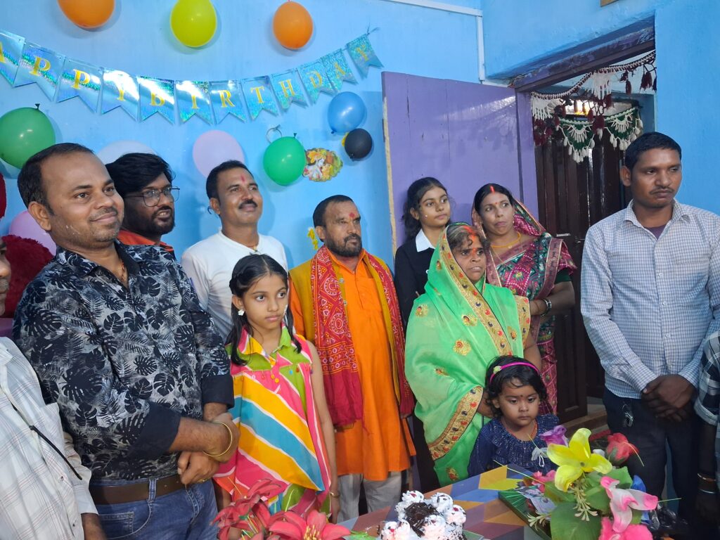 लातेहार जिला के बरवाडीह प्रखंड मे दिनाँक-18-8-2025 दिन-सोमवार समय-8बजकर 20मीनट पर ग्राम-छेचा मे छेचा निवासी पिता -दिलीप तिवारी माता -उषा तिवारी पुत्री -प्रतिक्षा कुमरी उम्र 18 वर्ष होने पर वर्ष गाँठ हरसो उलाश के साथ मनाया गया। 5 20250818 210219