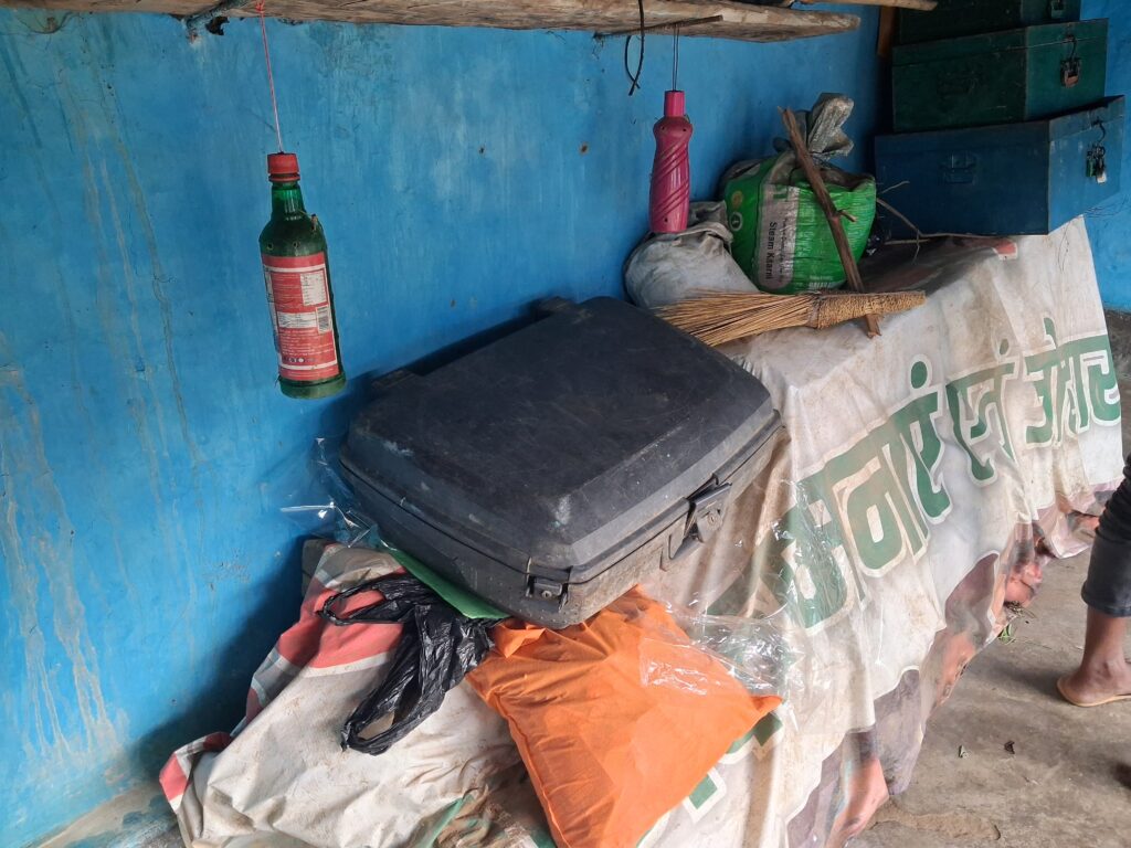 लातेहार जिला के बरवाडीह प्रखंड में ग्राम-बभणडीह में अज्ञात चोर ने पुलिस देवघरउश्री प्रेम चन्द सिह पिता-स्वरगीय देवनदंन सिह,मनोज सिह, बसत सिह, अजय सिंह पिता -सिता राम सिह तथा पलासी दास टोपो के घर मे रात मे चोर ने गहना ,रूपया चोरी कर ली। 2 20250820 155305