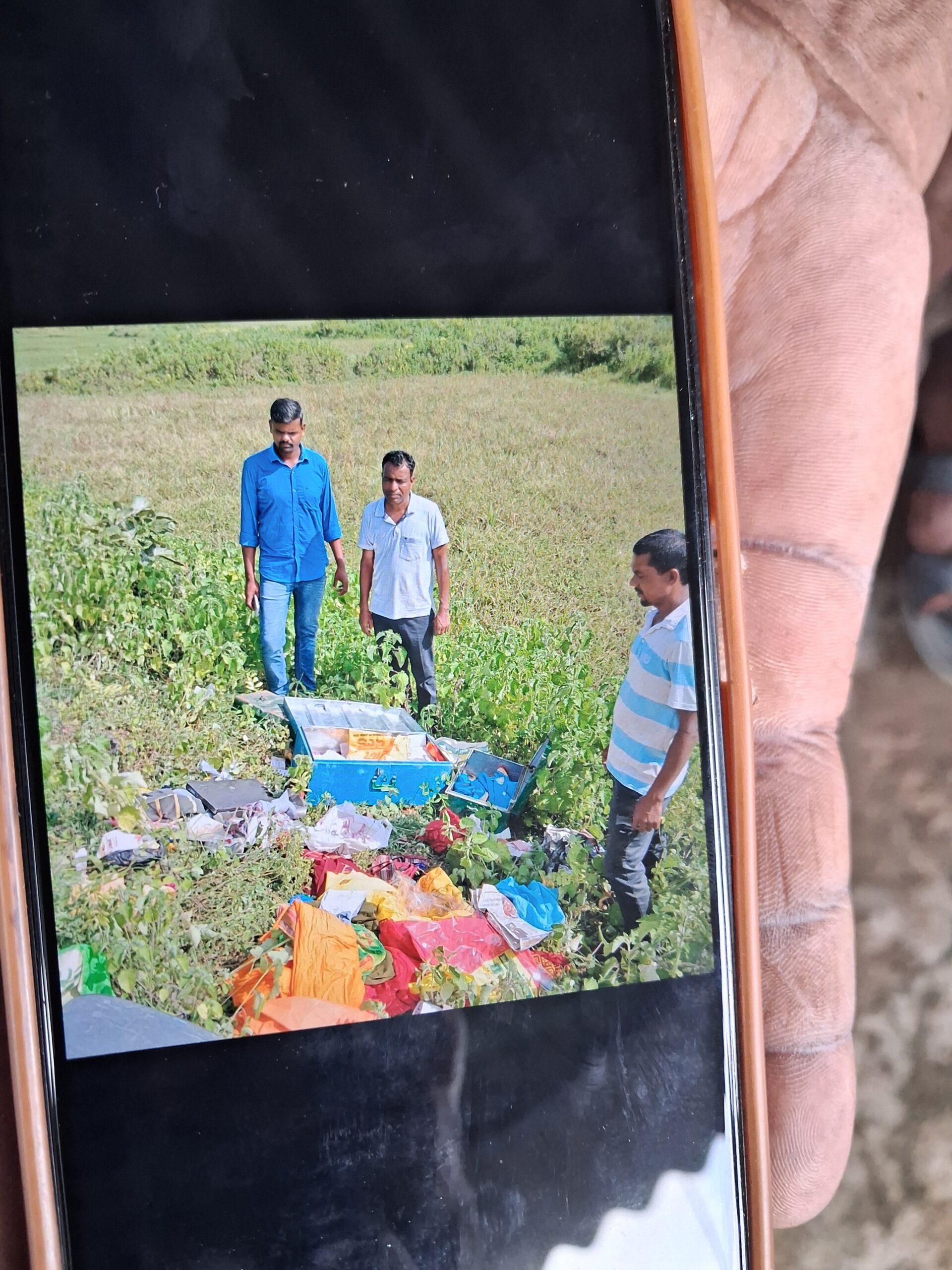 लातेहार जिला के बरवाडीह प्रखंड में ग्राम-बभणडीह मे अज्ञात चेरो ने19 अगस्त 2025 के रात मे चोने ने पुलिस प्रेमचन्द सिंह, मनोज सिह बसत सिंह अजय सिंह पिता -सिता राम सिंह तथा पलासीदास टोपो के घर मे रात मे जोरो ने गहना,पैसा चोरी कर ली 4 20250820 163515 scaled